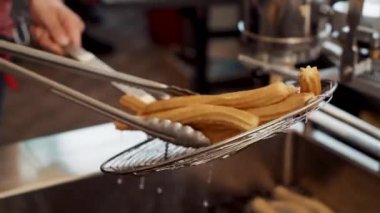 cook ekstra yağ damlasıcak kase üzerinde hazır churro tutar