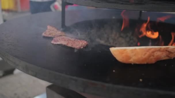 Fleisch und Brot braten auf dem Grill — Stockvideo