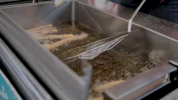 Cook połowów Churro z siatką Skimmer i szczypce — Wideo stockowe