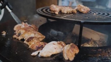 Et açık ocakta kızarıyor ve tavada pişiyor