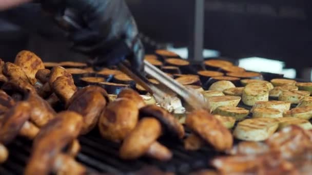 Cocinar se convierte en rodajas de patata cerca de setas en la parrilla — Vídeos de Stock
