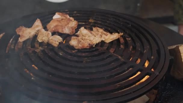 肉片がグリルグリッドで焙煎している — ストック動画