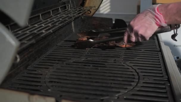 Person bereitet Austerngrill auf offenem Feuer zu — Stockvideo