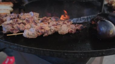 Barbekü, sosis ve patlıcan brazier üzerinde kavurma vardır