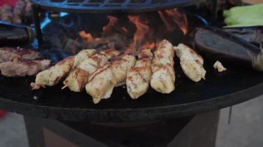 Et ve sebzeler ızgarada ateşte pişiriliyor