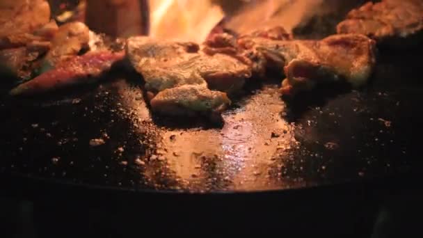 フェスティバルでオープン炎ストーブのバーベキュー肉 — ストック動画