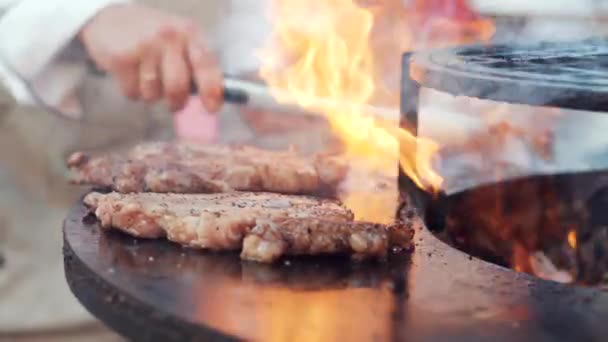 Chef está preparando bife na grelha, transformando peças por pinças — Vídeo de Stock