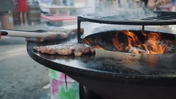 Cook jest przenoszenie mięsa smażenia na grilla z otwartym ogniem — Wideo stockowe