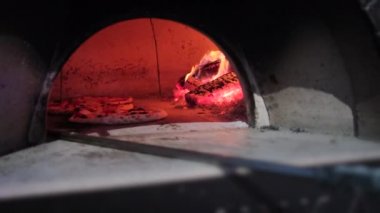 Pizza taş fırın içinde pişirme