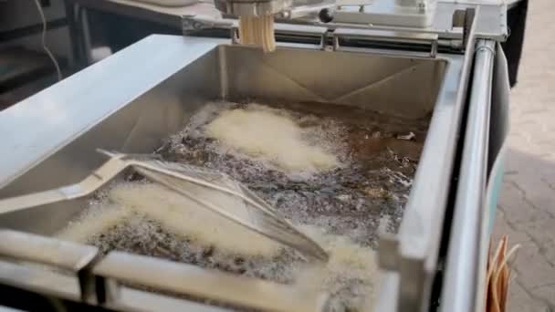 Tecnologia de massa de churro de cozedura em óleo fervente — Vídeo de Stock