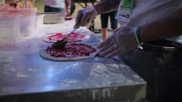 El chef está cubriendo masa de pizza con salsa y mozzarella — Vídeos de Stock