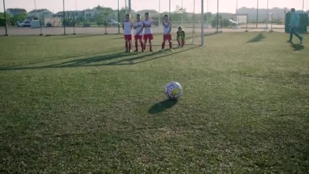 Jeunes garçons écoliers former des compétences de jeu de football — Video