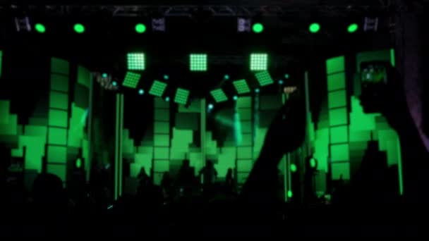 Menschen bewegen sich auf der Tanzfläche des angesagten Musikers — Stockvideo