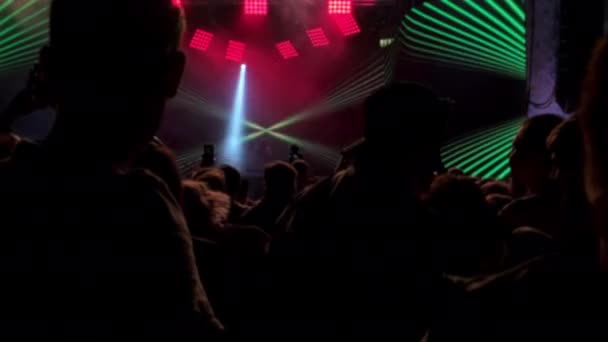 Вболівальники на танцмайданчику концерту сучасного діджея — стокове відео