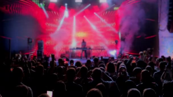 Blurry deejay plays on concert stage crowd films — Stock Video