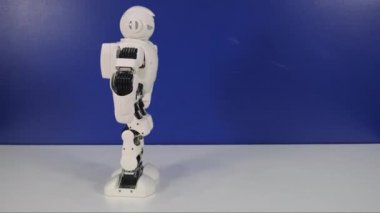 robotik insansı pozisyon değiştirir ve şınav yapar