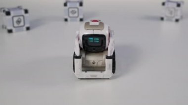 Araba robotu masada bağımsız hareket ediyor