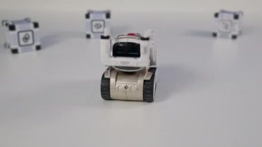 Ekranlı robotik araba laboratuarda masaya taşınıyor
