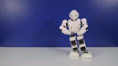 Oyuncak robotbağımsız hareket ediyor