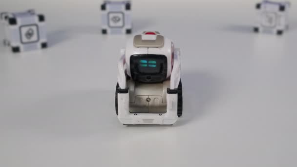 Robot samochodowy porusza się niezależnie w tabeli — Wideo stockowe