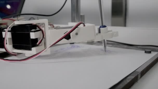 Máquina robótica está desenhando por caneta — Vídeo de Stock