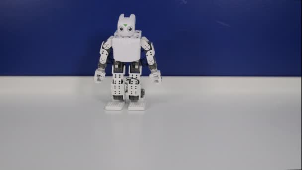 Roboter tritt und rutscht auf Tisch — Stockvideo