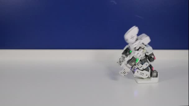 実験ロボットは実験室のテーブルの上で宙返りをしている — ストック動画