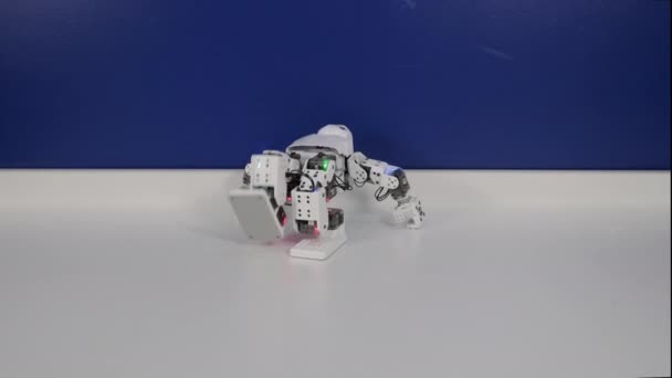 デジタルロボットのおもちゃは、異なる面白いダンスの動きを行います — ストック動画