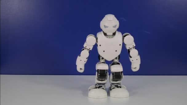 Robot experimental se mueve sobre la mesa — Vídeo de stock