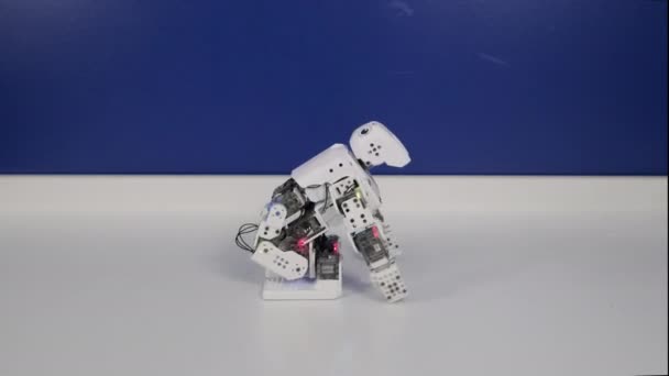 Nowoczesne robotyczne tańce humanoidalne zmieniające światło nadwozia — Wideo stockowe