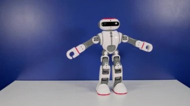 Robot masada duran elleri hareket ettirir