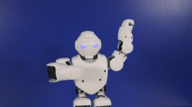 küçük oyuncak robot teknolojik sergide yeteneklerini gösterir