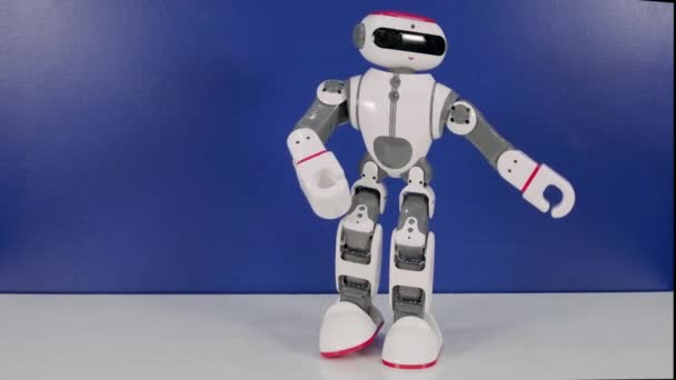 Toy robot is dancing and moving — Stock Video