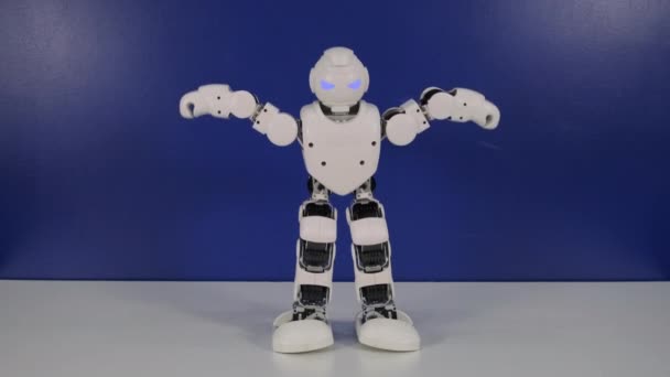 Robô de brinquedo está movendo as mãos na mesa — Vídeo de Stock