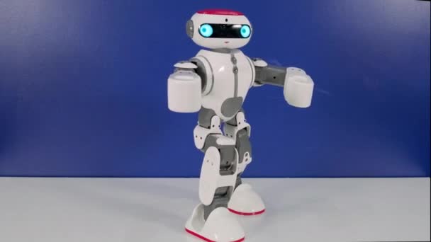 Sorridente robot passi mani in movimento alla presentazione — Video Stock