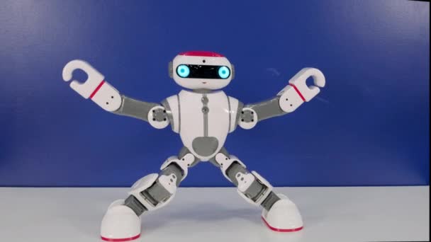 Smiling robot toy does full split at presentation — Stock Video