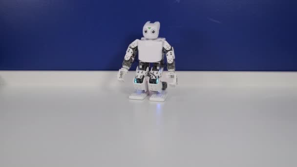 Robot stands on head and does full split — Stock Video