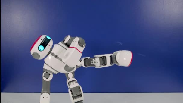 Robot está luchando, moviéndose independientemente en la mesa — Vídeos de Stock