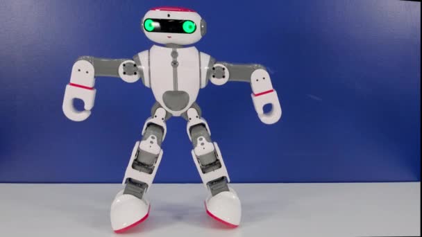 Antropoid Robot tańczy w laboratorium — Wideo stockowe