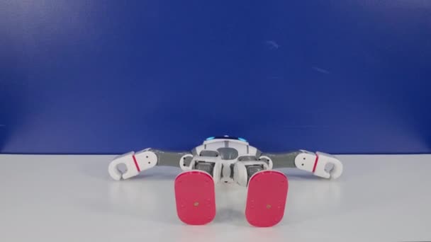 Robot humanoïde debout sur la table 