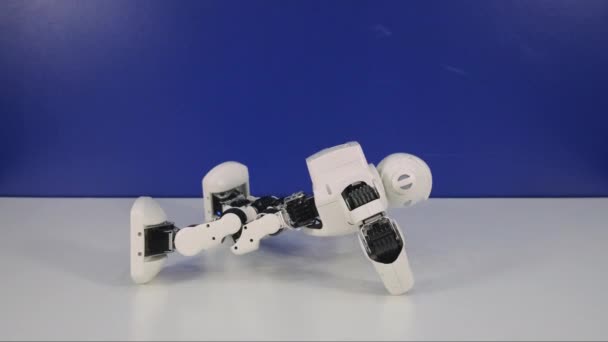 Robot umanoide che fa flessioni sul tavolo — Video Stock