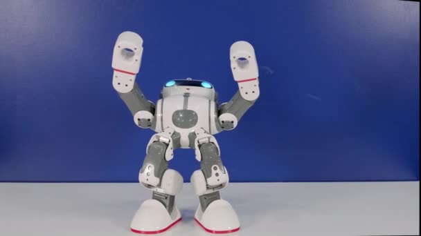 Humanoid Robot beweegt in Science Laboratory — Stockvideo