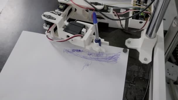 Robot apparatuur houdt pen en tekenen — Stockvideo