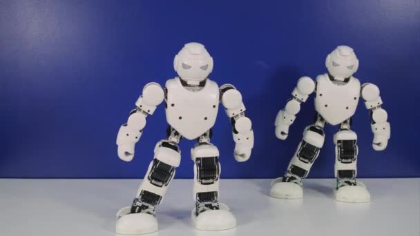 Zwei Roboter tanzen synchron im Labor — Stockvideo