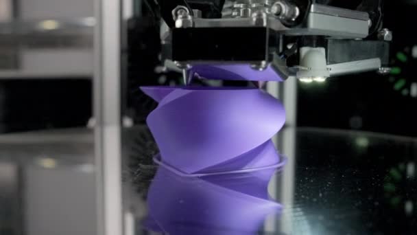 imprimante 3D moderne crée un objet futuriste violet 