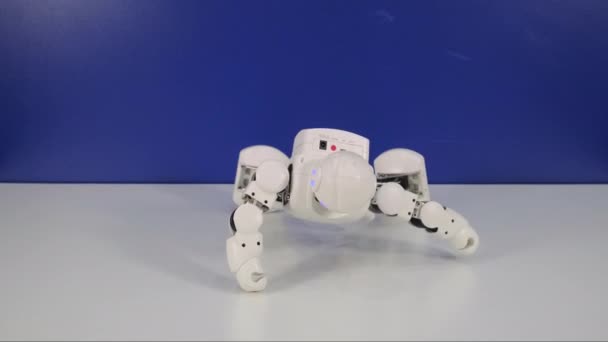 Toy robot gör armhävningar i laboratorium — Stockvideo