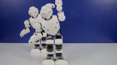 robot oyuncaklar aynı anda kaldırma ve dönen eller hareket