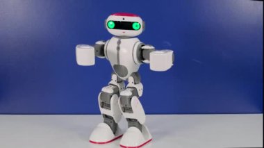 küçük komik robot oyuncak poz değiştirerek elleri hareket eder