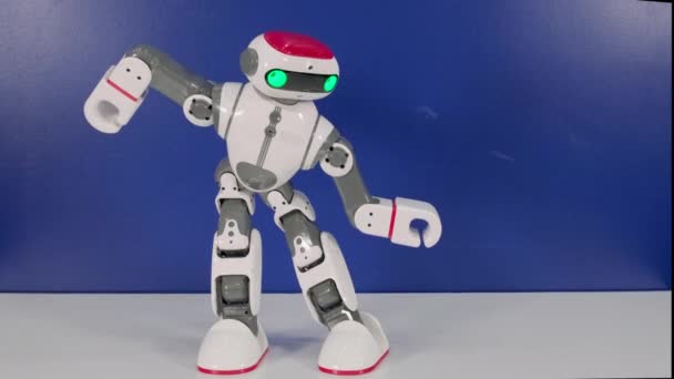 Moderne Android Robot toont vaardigheden bij het testen — Stockvideo