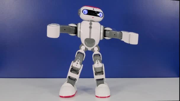 Intelligent humanoïde robot toont vaardigheden op tentoonstelling — Stockvideo